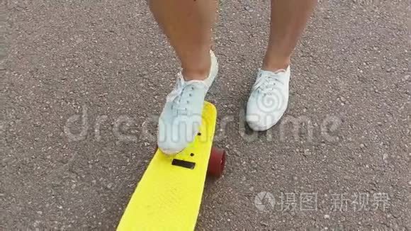 十几岁的女孩不停地玩滑板