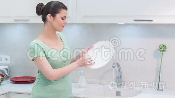 女人在厨房洗衣服视频