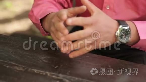 用桌子上的时钟特写人的手视频