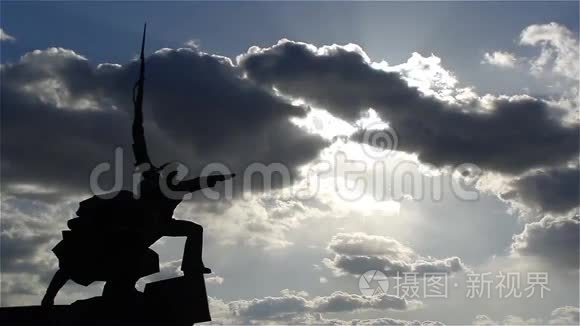 背景云上的士兵和水手纪念碑
