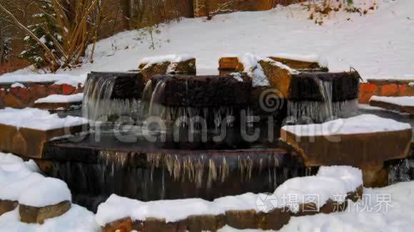 把喷泉冻在雪地里视频