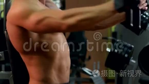 时髦的肌肉男在健身房锻炼双手视频