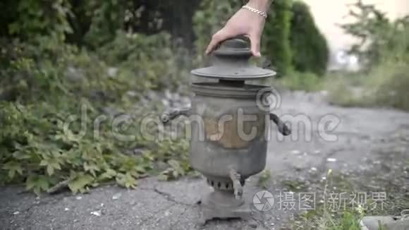萨莫瓦尔古董水壶点燃火焰视频
