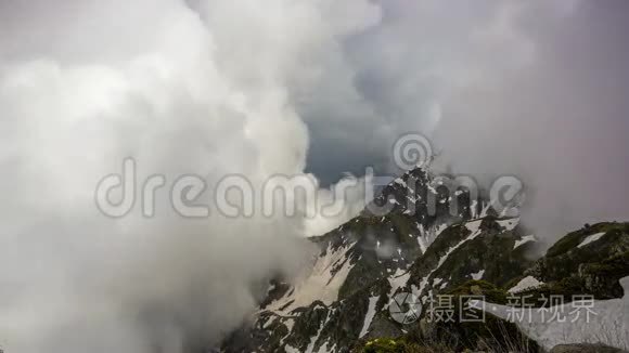 白雪皑皑的山峰上乌云密布视频