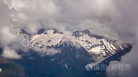 白雪皑皑的山峰上乌云密布视频