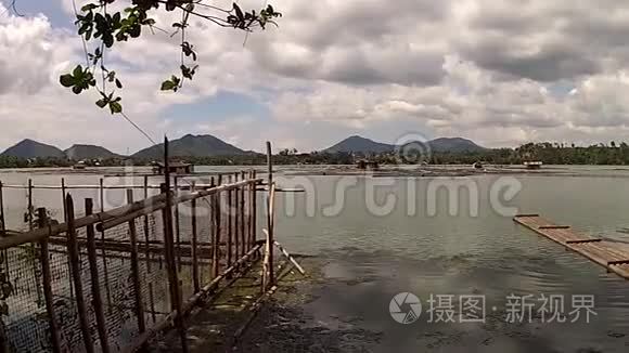 竹篱笆建在湖鱼笼上视频