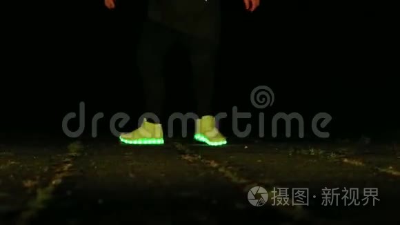在夜晚发光的鞋子里做特写视频