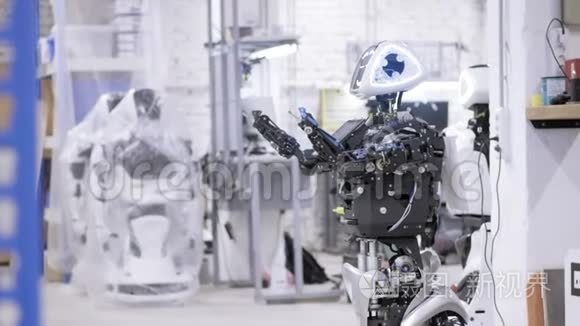 生产中拆卸机器人。 机器人已经准备好装配，它测试所有系统。 生产工厂