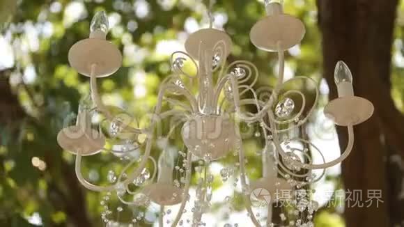 婚礼上有鲜花和花环的水晶吊灯。 假日装饰，乡村风格。
