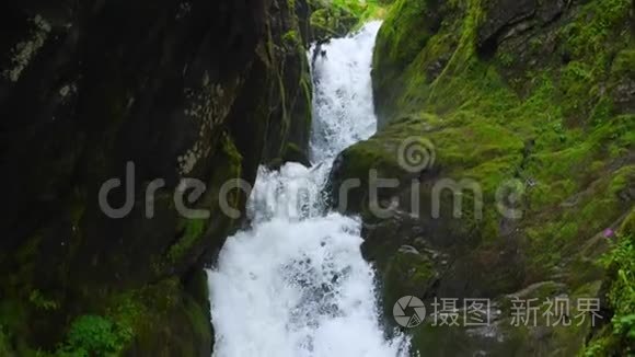 山涧瀑布般往下流视频