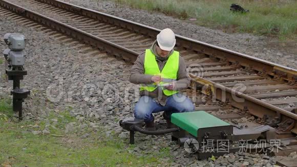 铁路工程师与平板电脑进行维修视频