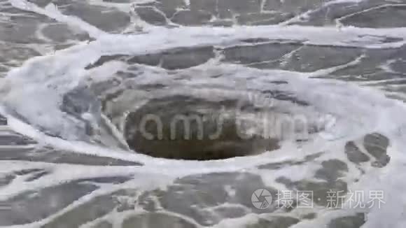 水中自然漩涡的景色视频