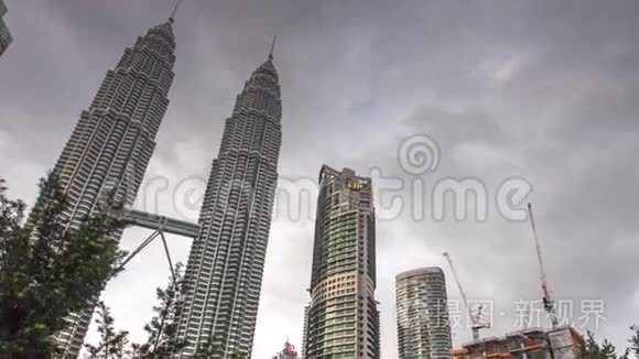 晚上吉隆坡著名的双子塔建造4k的时间间隔