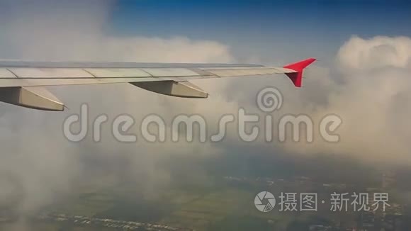 空运机翼在提升过程中切割白云视频