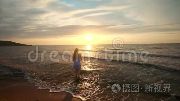 日落时徒步旅行者的女性脚赤脚在岸上行走。 年轻女子在海滩上的腿