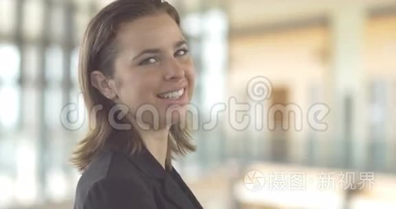 结束微笑职业企业女性肖像视频