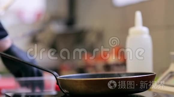 厨房用煎锅烹饪的厨师手视频