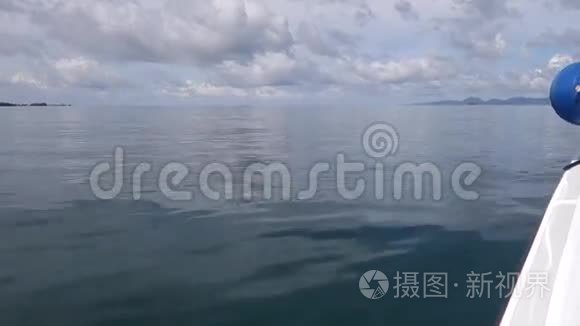 乘风破浪，蓝天白云. 在泰国克拉比航行的快艇。