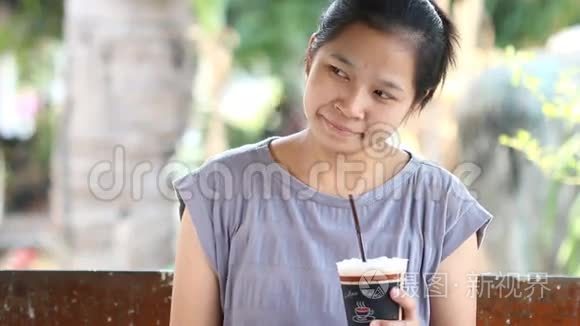 喝冰咖啡的女人