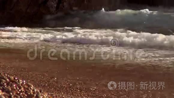 卵石滩上强烈的海浪
