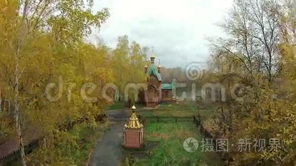 树林里的大型东正教教堂视频