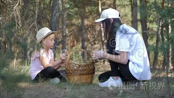 妈妈和小女儿在秋天的森林里上路.. 一家人在森林里采集蘑菇和浆果