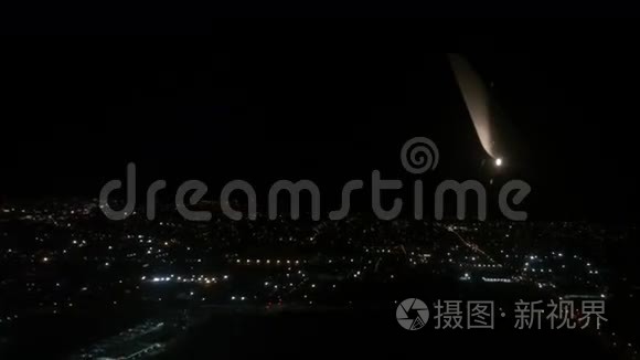 一架客机夜间在城市上空飞行视频
