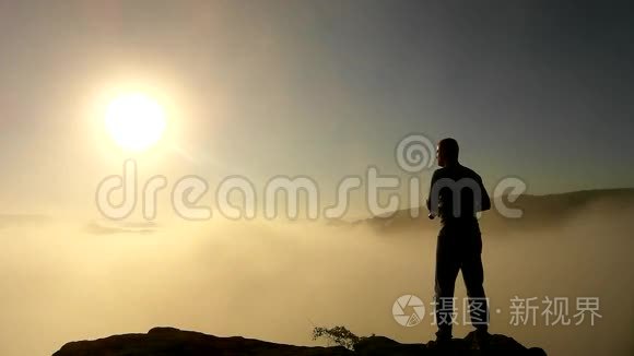 在壮丽的雾蒙蒙的日出中，在一座美丽的砂岩石峰山中拍摄的照片。
