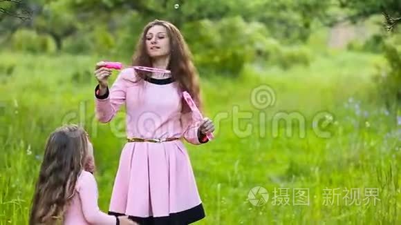 妈妈给女儿唱泡泡