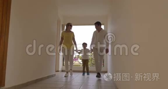 父母和孩子在酒店走廊视频