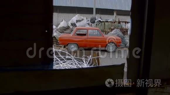 垃圾堆场旧车回收金属视频