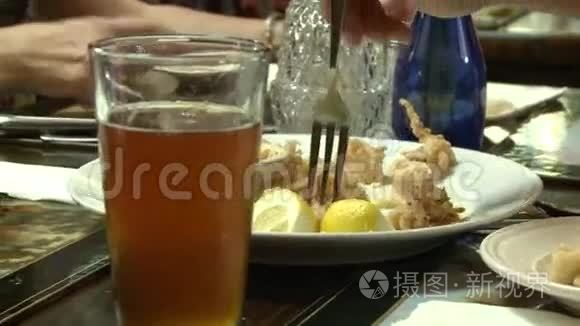 一个人把油炸食品蘸上调味酱视频