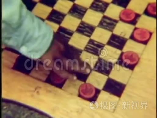 近距离的双手玩跳棋视频