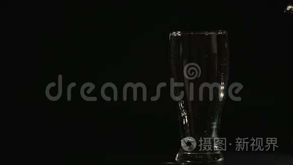 啤酒倒在有气泡的玻璃里视频