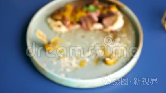 煎烤鸭肉在盘子里视频