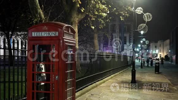 晚上提供电话亭的典型伦敦街景视频