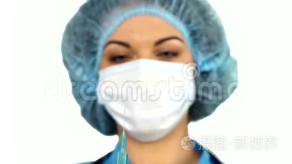 戴口罩的年轻护士带着注射器视频