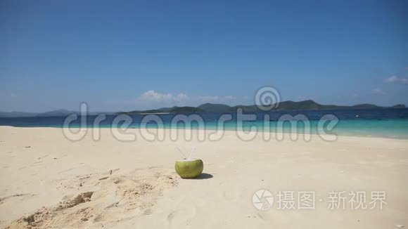 在海滩上喝椰子汁的男人视频