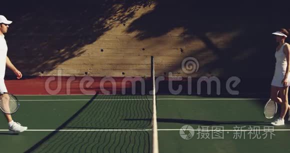 男女在晴天打网球