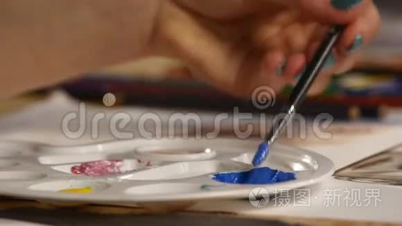 女艺术家用画笔在家中画艺术品视频