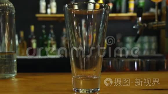 在杯子里准备鸡尾酒的过程视频