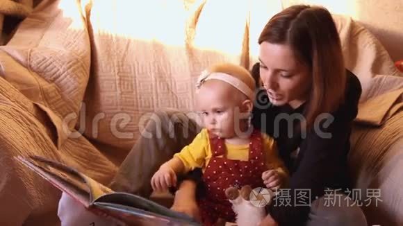 母女正在读童话故事视频
