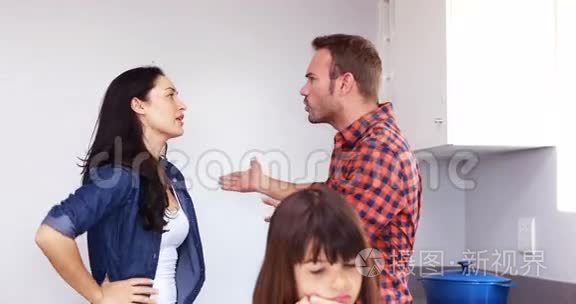 一对夫妇在女儿面前争吵视频