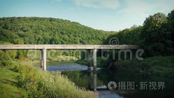 汽车在阳光谷穿过桥视频