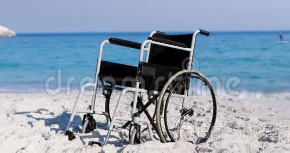 海滩上的黑色轮椅视频