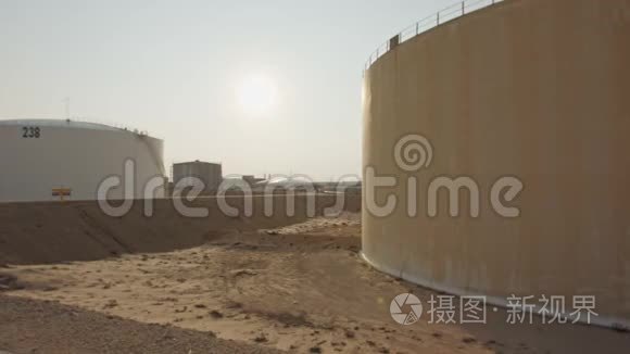 大型炼油厂的大型原油储罐视频