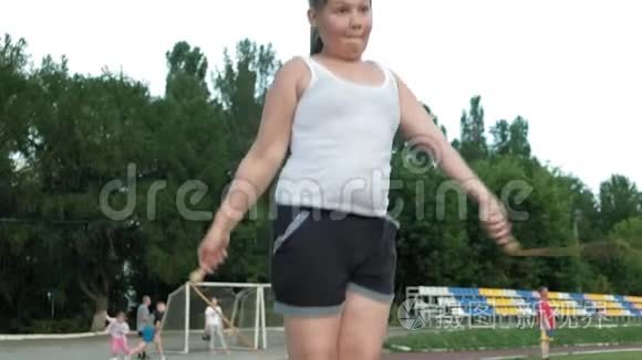 小胖女孩在体育场跳绳视频