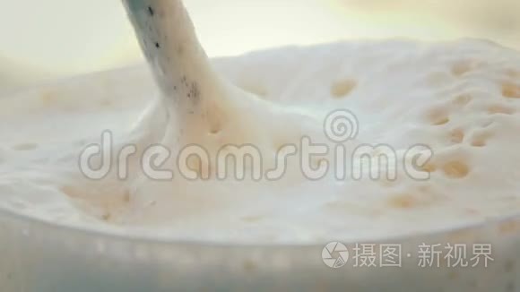 搅拌白色泡沫咖啡视频