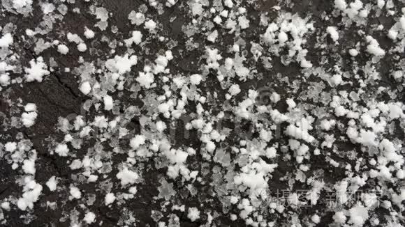 大雪花落在树桩上视频