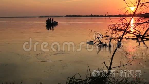 船上的人和河在美丽的夕阳下视频